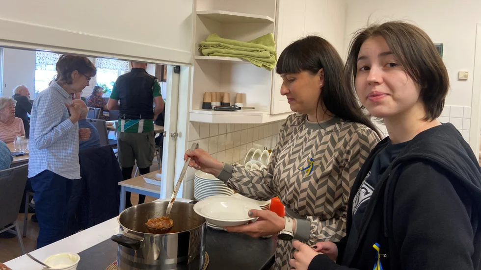 "Det känns viktigt att göra något för människorna som är kvar i Ukraina", säger Tetiana Riapolova och Anna Riapolova, som under helgen sålde hemlagad borsjtj till förmån för det ukrainska folket.