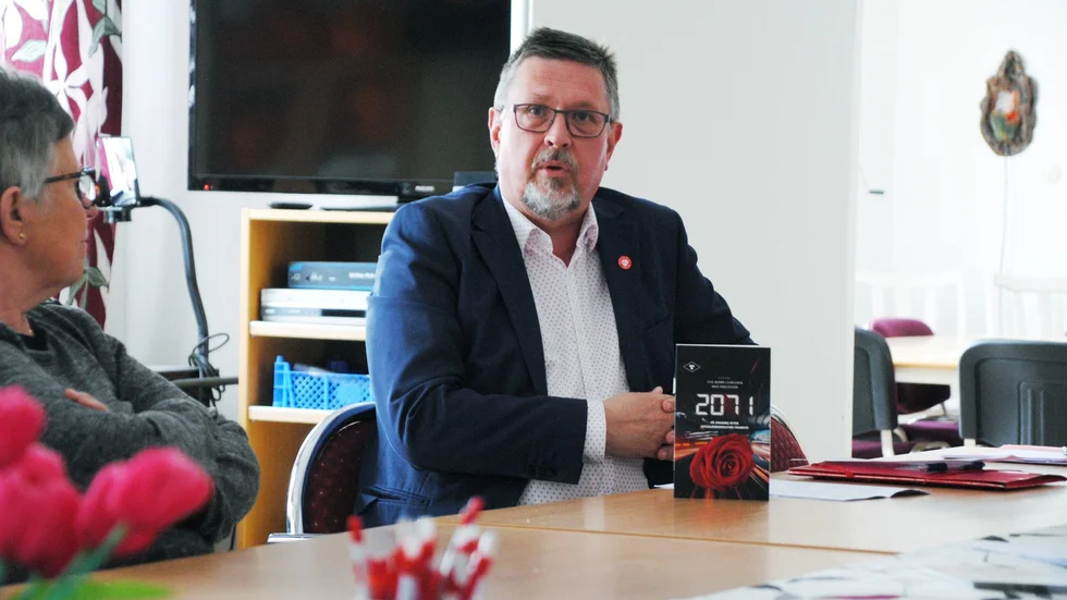 Under 1 maj-mötet i Arjeplog passade NSD:s Olov Abrahamsson på att göra reklam för boken ”2071 - På spaning efter socialdemokratins framtid”.