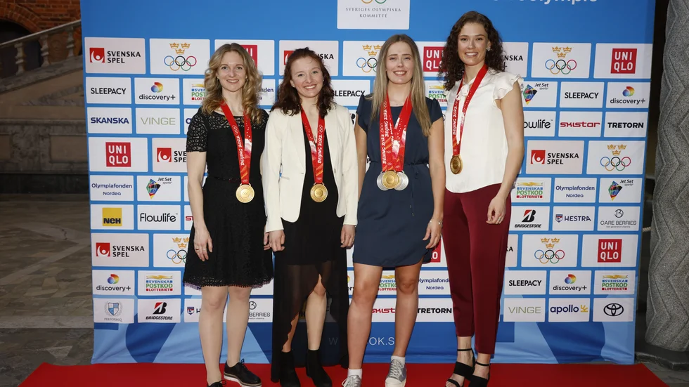Skidskyttarna Mona Brorsson, Linn Persson, Elvira Öberg och Hanna Öberg, var några av många OS-medaljörer som firades i Stockholms stadshus.