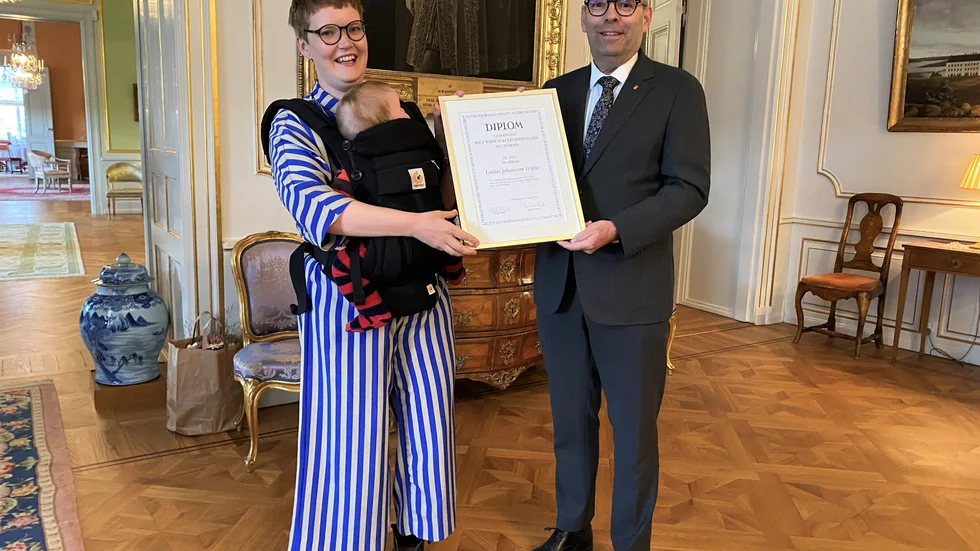 Louise Johansson Waite och landshövding Carl Fredrik Graf vid prisutdelningen.
