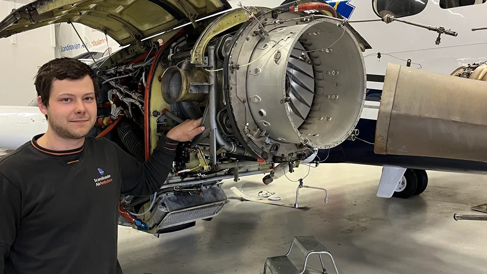 Elias Stjerna Kuttainen har arbetat som flygtekniker sedan sin examen 2020. Nu ställer han upp i SM i flygteknik.