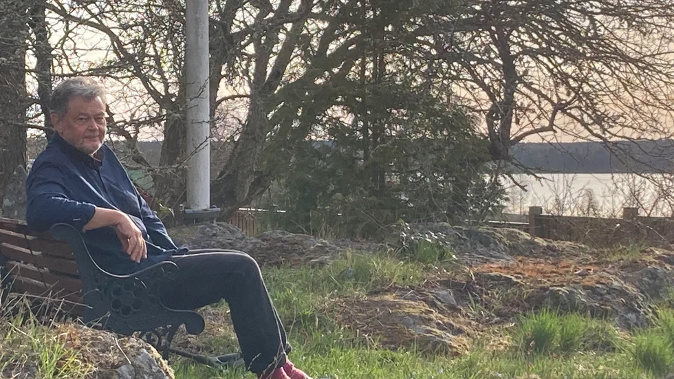 En gång grönavågare alltid grönavågare? Här sitter Birger Schlaug på tomten hemma i Byle.