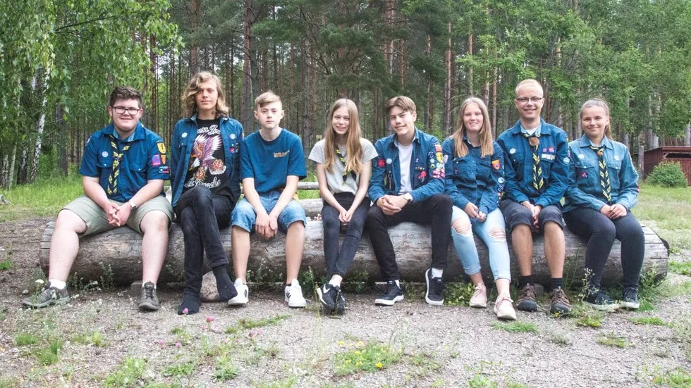 I mitten av juli åker Pelle Eliasson, Emil Forsberg, Gustav Sievert, Thea Franzén, Olle Filppu, Anna Karlsson, Martin Eriksson, Tuva Olsson, Elsa Johansson (saknas), Ida Geiborg Johansson (saknas), Sophie Backlund (saknas) och Alice Göthe (saknas) till USA för att delta i världens största scoutingläger.