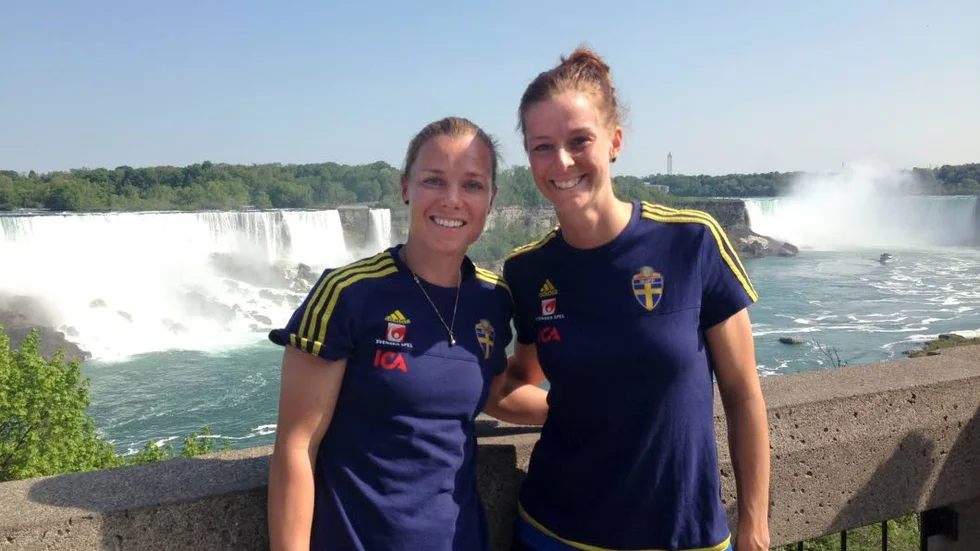 Sara Thunebro (till vänster) har stor tro i det svenska landslaget, här tillsammans med Lotta Schelin.