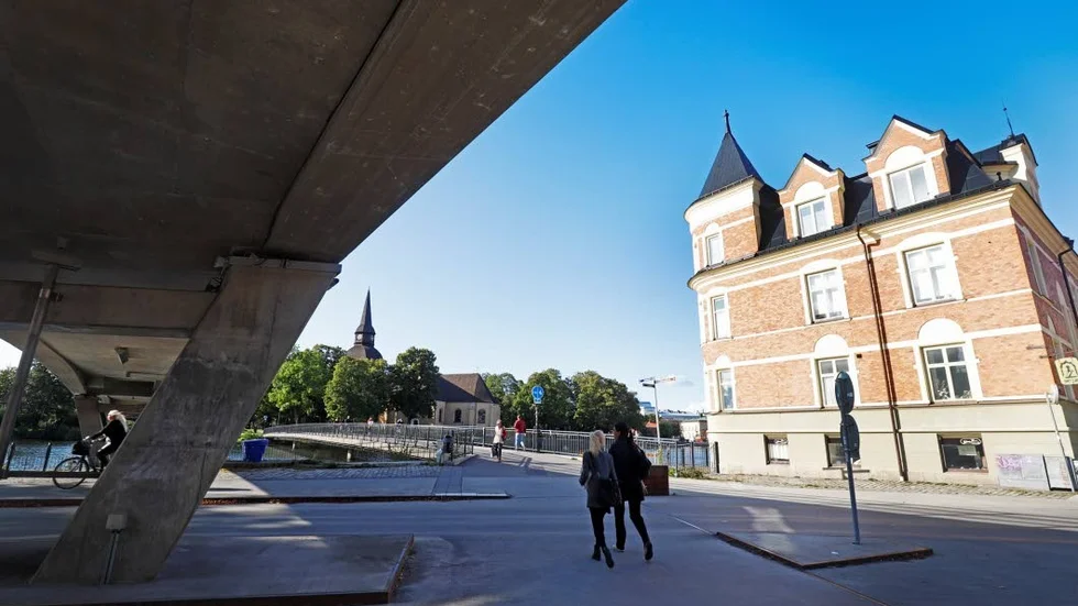 Den man som greps på tisdagen misstänkt för att var den så kallade "cykelmannen" ska enligt polisen ha burit exalt samma jacka som han haft vid överfallen.