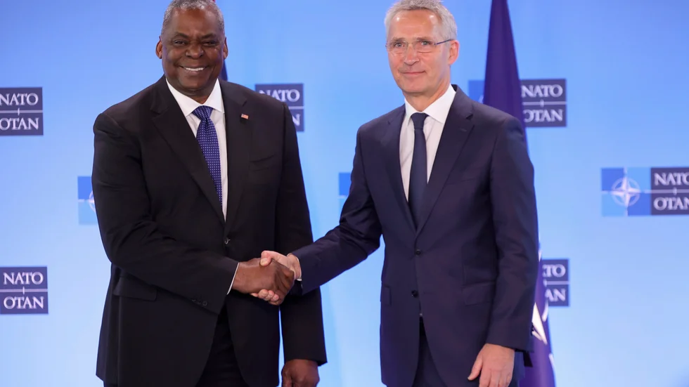 USA:s försvarsminister Lloyd Austin och Natos generalsekreterare Jens Stoltenberg på väg in till Natos försvarsministermöte i Bryssel.