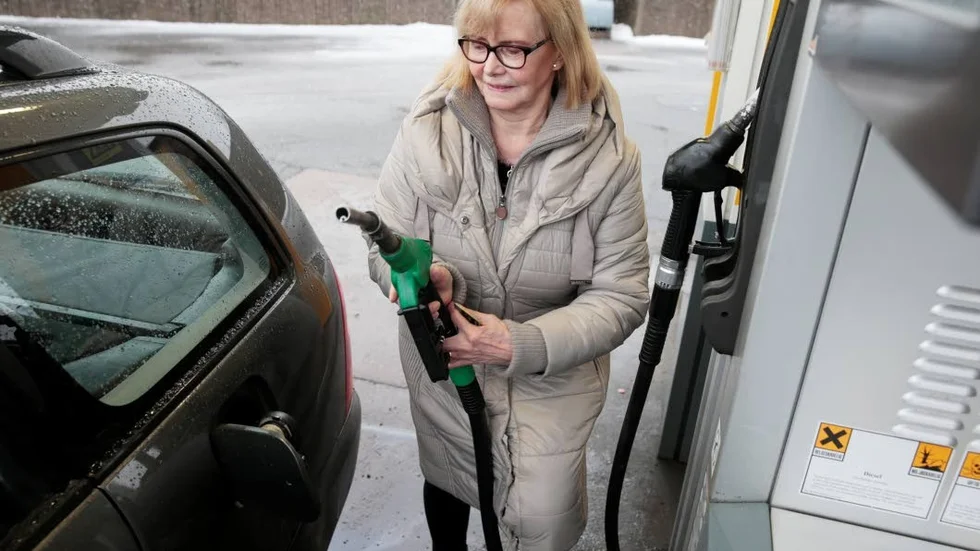 Även en liten skattehöjning på fossila bränslen ökar också kostnaderna för den som behöver använda bilen mycket i vardagen. Det krävs nya och bättre lösningar för hela transortsektorn.