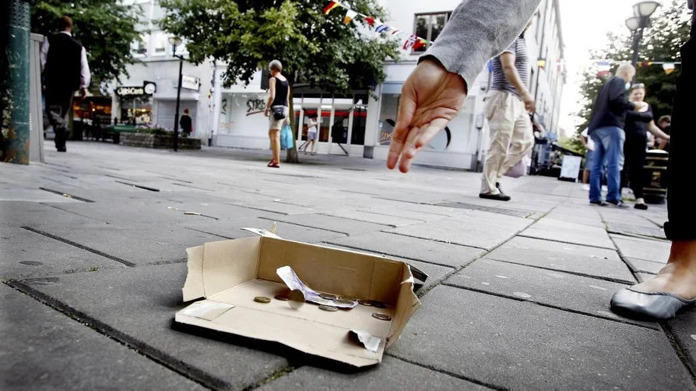 "Inga människor tigger eller ber om hjälp utan mycket starka skäl" skriver insändarskribenten.