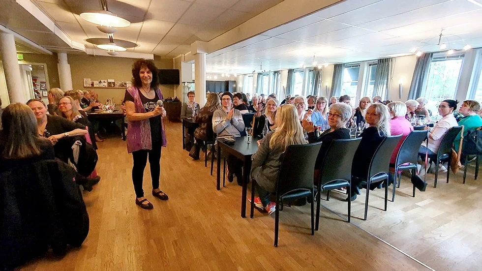 Iiona Fjällström fick idén till Ladies Night av en irländsk kille." Han berättade för mig att det fanns en Ladies Night i staden han växte upp, och jag tänkte att det ska vi prova i Arjeplog, säger hon.