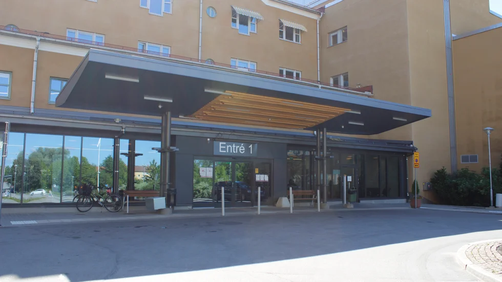 Mannen skjutsades till Kullbergska med en knivskada i axeln. 