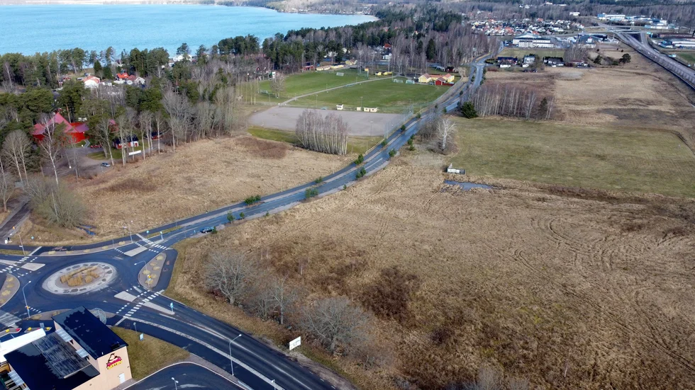 Här mellan riksväg 50 och Varamon är det som de styrande i Motala kommun fortsatt vill bygga nya ishallar. "Vi har ett färdigt projektbeslut och nu ska det genomföras", säger kommunalrådet Mark Henriksson (M).
