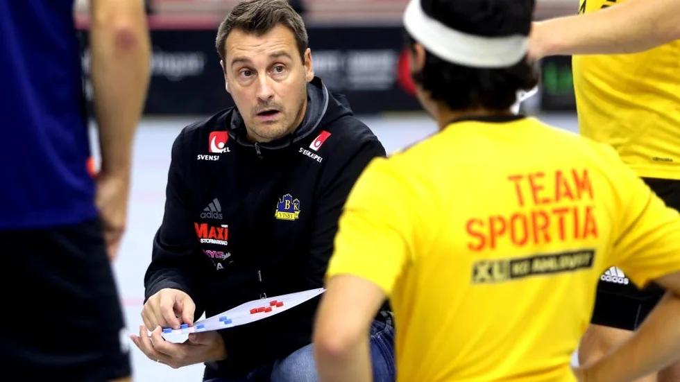 Kan Karlstad. Niklas Hovivuori tränade Karlstad under tre säsonger där han bland annat förde klubben till SSL. Nu är det IBK som gäller och på lördag möts klubbarna.