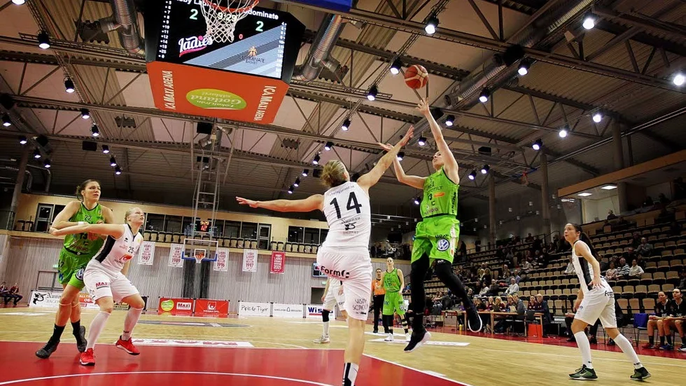Inställt. Det blev ingen premiär för Visby Ladies på grund av att det inte fanns någon ström i hallen. Matchen ställdes helt enkelt in.