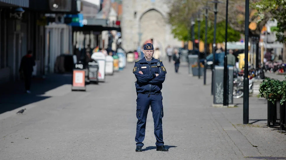 Emil Eisersjö, lokalpolisområdeschef på Gotland, tar färjan upp för att förstärka och leda polisens kraftsamling mot gängkriminalitet och skjutningar i Stockholm.