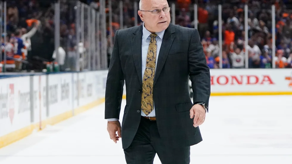 New York Islanders Barry Trotz (stående) får hitta på något annat att göra än att träna Islanders framöver. Arkivbild.
