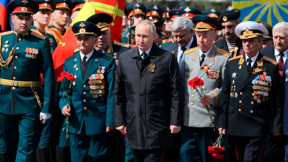 Rysslands president Vladimir Putin vid en ceremoni vid den okände soldatens grav i Moskva i måndags, på 77-årsdagen av slutet av andra världskriget.