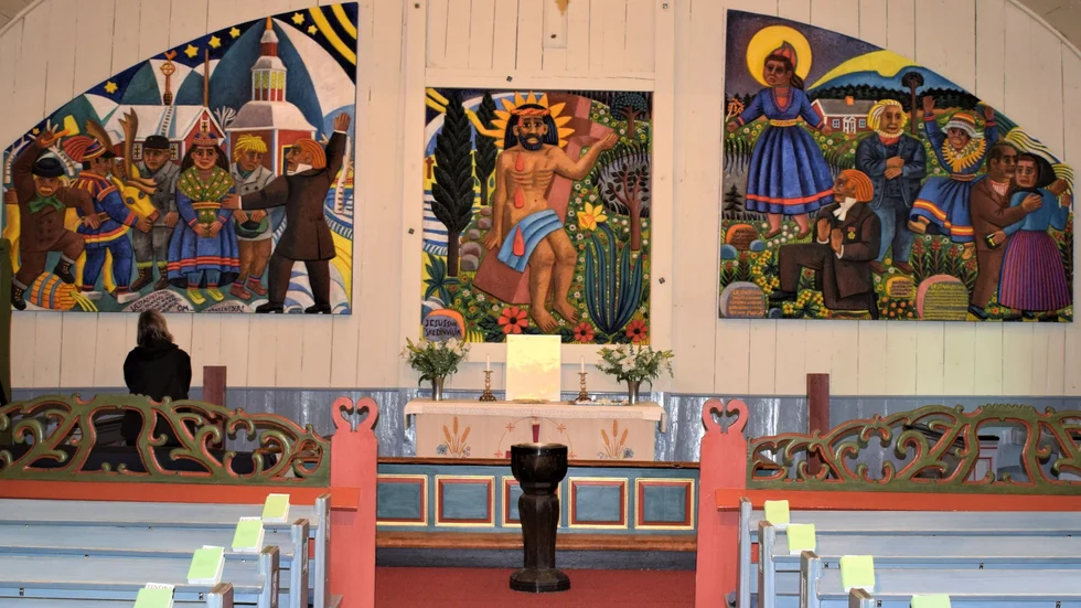 Mitt framför Bror Hjorts berömda altartavla i Jukkasjärvi kyrka står den svarta dopfunten, skapad av bybon Wilhelm Isaksson.  