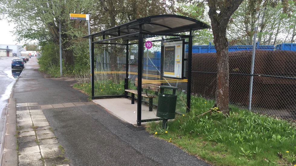 Väderskydd vid ett 40-tal busshållplatser måste bytas ut.