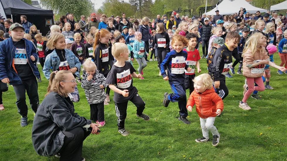 Elias Karlsson, 2 år, värmer upp med andra barn som ska springa. Mamma Jennifer Larsson övervakar uppvärmningen.