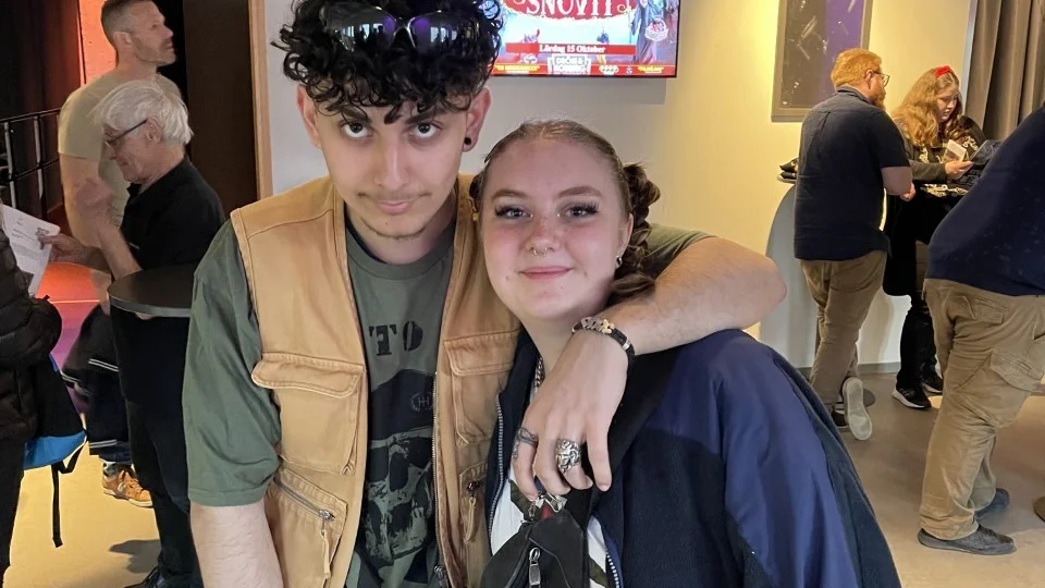 Joud och Hanna från Eskilstuna fick biljetter till konserten av bekanta som fått förhinder. Hanna berättar om hur hon sedan barnsben lyssnat på Sabaton och är tacksam över att få uppleva denna nostalgi. 