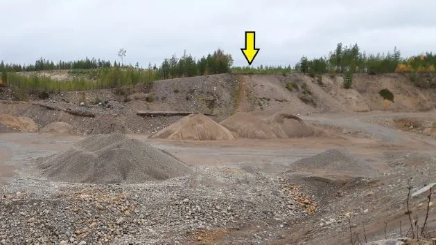 Grustäkten, pilen visar området som saknar stängsel och där det är brant och risk att falla ned.
