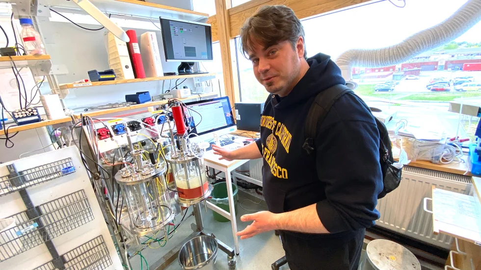 Tomas Linder forskar på framställning av protein i biorekatorer. Bara en mindre ersättning av köttprotein mot svampprotein gör stor klimatnytta, visar ny forskning.