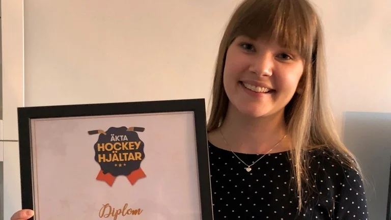 Timmarna Alice Sikberg lägger ned på hockeyn i SHK är många och nu har hon prisats för sitt engagemang. Ett diplom och 10 000 kronor den Äkta hockeyhjälten belönats med.