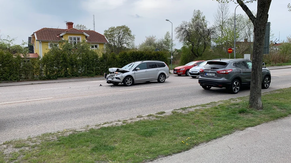En krockskadad bil stod mitt i Allén i Västervik en tid under tisdagseftermiddagen.
