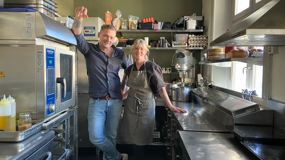 Mattias och Elin Holmberg äger och driver Han i hörnet, bistron i centrala Mariefred som får högsta betyg av Tripadvisors användare. "Det är Elin och jag i allt. Vi har fantastisk personal men det är vi två som är heltidsanställda, och vi gör allt på restaurangen", säger Mattias Holmberg.