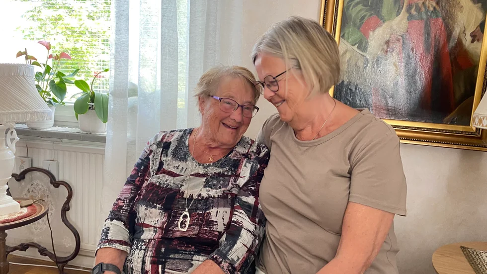 Ruth Larsson och dottern Birgitta Lindström. Birgitta är inte orolig inför rekordhoppet. "Nä, hon får göra som hon vill."