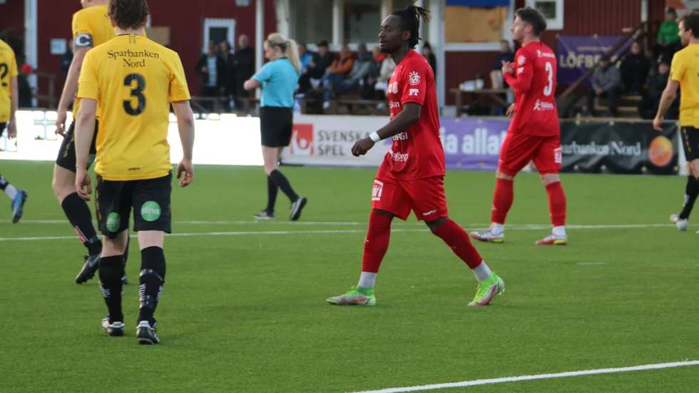 Piteås Glorie Kabundu öppnade målskyttet i DM-matchen mot Infjärden