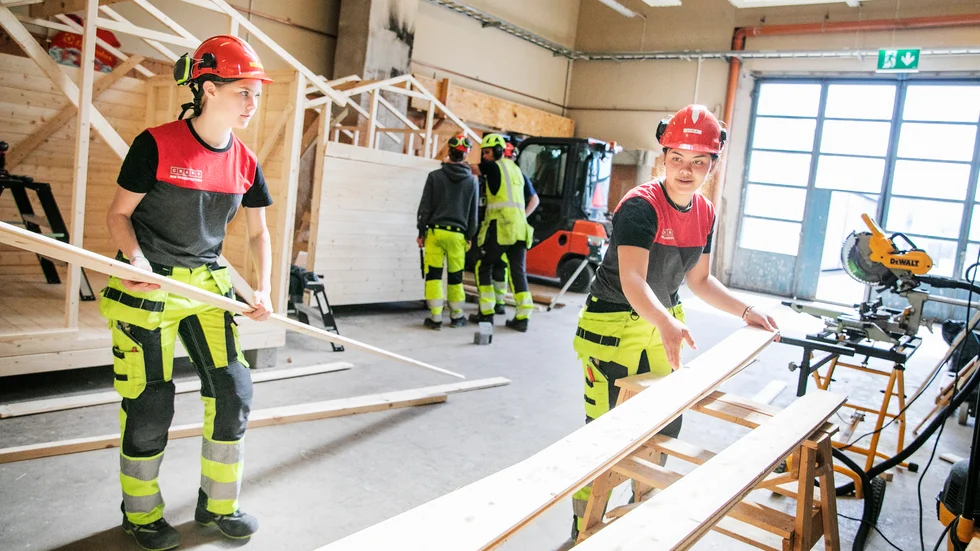 Brädor, hjälmar och verktyg. Elvira Hansson och Alma Pettersson går första året på bygg- och anläggning på Wisbygymnasiet.