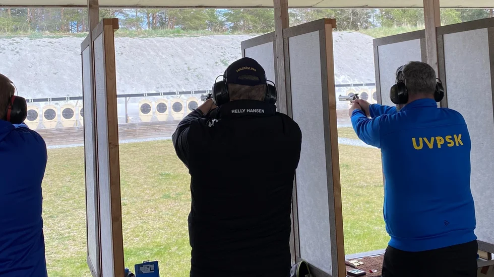 Måltavlorna sitter på 25 meters avstånd och det gäller att vara snabb på avtryckaren när de fem skotten i en serie ska avlossas.