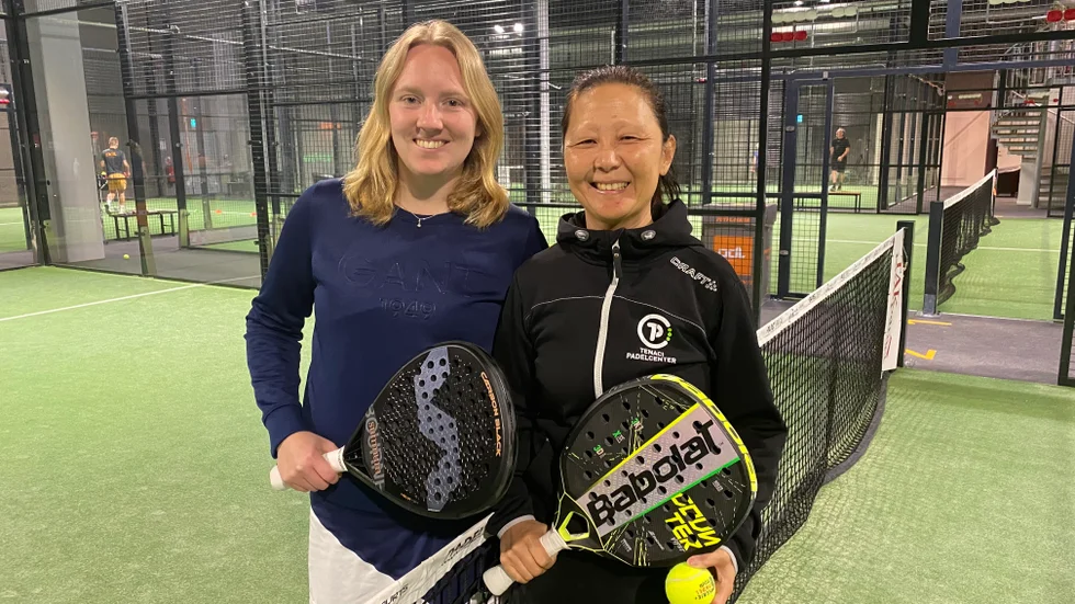 Linnéa Hanning och Anna Fogelqvist har hittat varandra och blivit samspelta på padelbanan. De spelar i tre städer och blev nyligen mästare i Vadstena för fjärde gången. Sporten träffade duon i samband med en träning på Pdl Motala.