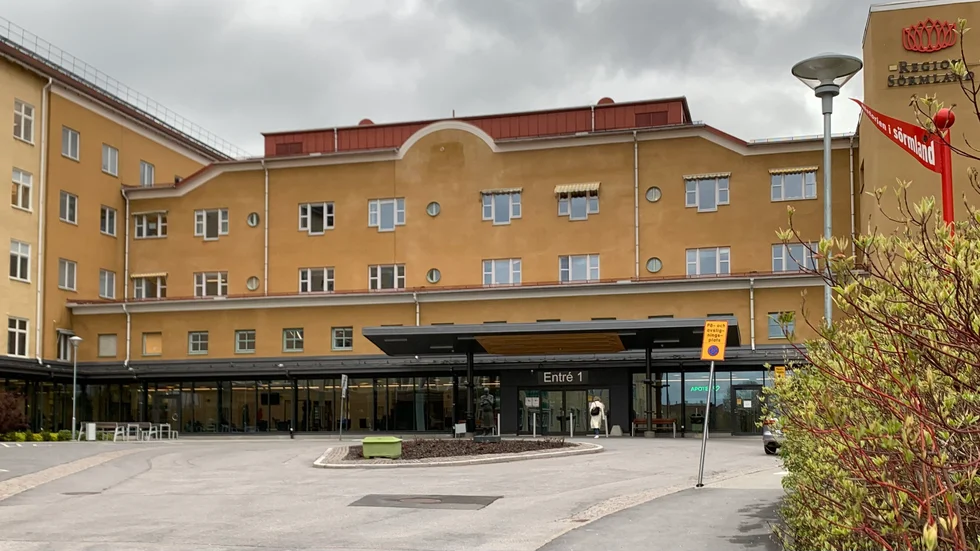 IVO, Inspektionen för vård och omsorg, har fått in en anmälan mot Kullbergska sjukhuset och Mälarsjukhuset efter att en patient avled i fjol.