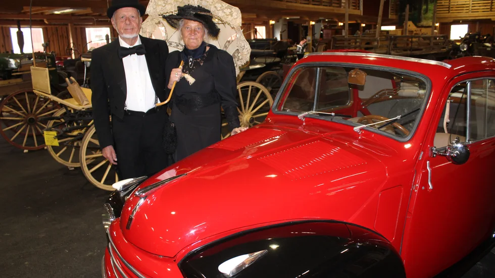 En 70 år gammal Fiat Topolino som i nyskick! Det visades upp på Museets dag, där Rolf Clifford och Ingalill Nilsson klätt upp sig tidsenligt!