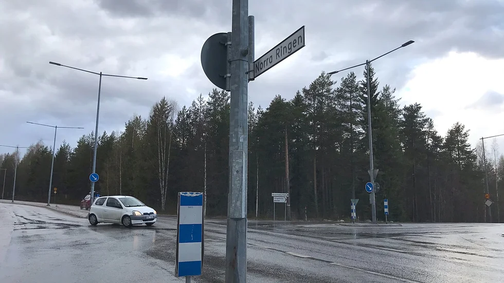 "Vi som bor på Djupviken har stora problem speciellt på vintern", skriver signaturen "En som iakttagit detta länge". Hen vill ha en rondell vid Coop Norra ringen.