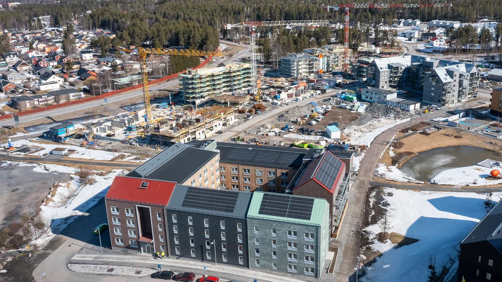 Debattörerna slår fast att det krävs ett statligt stöd för byggande av bostäder till rimliga månadskostnader. 