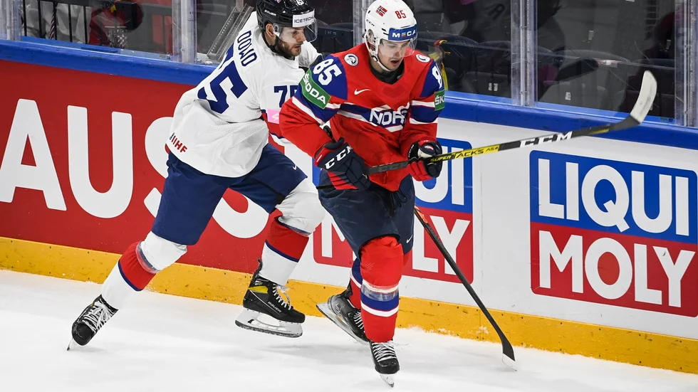 Storbritanniens Robert Dowd och Norges Michael Haga i VM-matchen i Tammerfors.