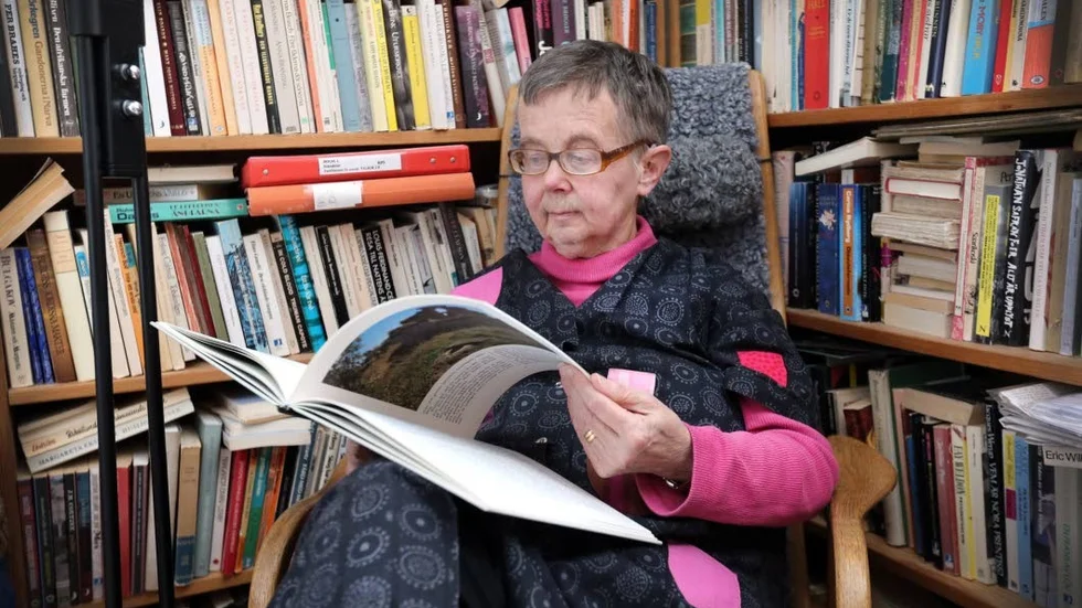 Ulla-Marie Norrby har jobbat som bibliotikare, vilket hon känner att hon fick stor nytta av när hon efter pensionen började som "Senior i skolan".