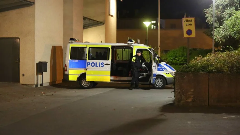 Flera polisbilar, uniformerade poliser och civila poliser sågs runt Östercentrum på fredagskvällen.