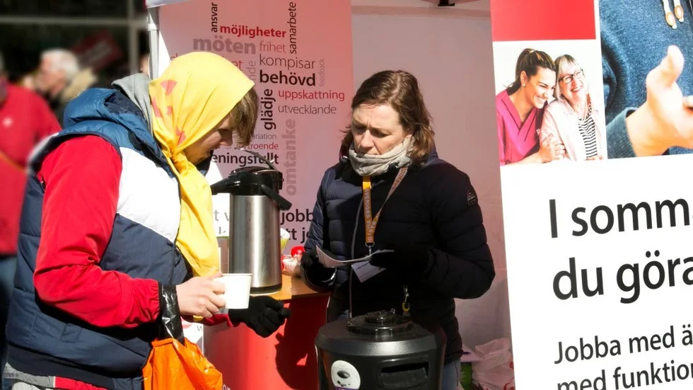 ARBETSSÖKANDE. Jonathan Cedergren får en kopp kaffe och information om ledia jobb inom socialförvaltningen av Lotta Segerdahl Wahlby.