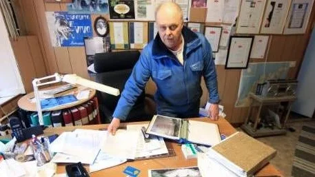 Dokumenterar. Leif Andersson och grannar i Fole har begärt ut Pentacons analys och har granskat den noga. De är upprörda över att man inte informerat om de höga halterna av bekämpningsmedel, som mätts upp ett par år efter Ryftes dumpning. FOTO: ROLF JÖNSSON
