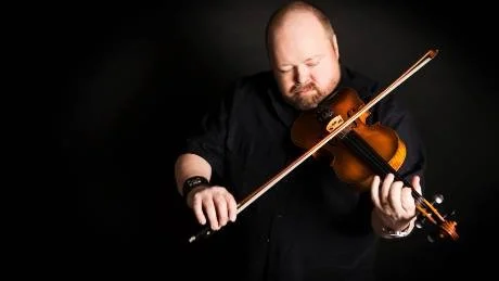 Hej kalle. Kalle Moraeus uppträder den 7 augusti på Fårö med sitt band Hej Kalle. "Vi har spelat tillsammans i 17 år nu och har växt ihop som ett kollektiv".
