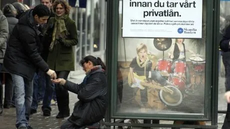 Försöker Nymoderaterna ändra på värdet av ett ord? Fattigdom är med nyspråk detsamma som fattigdom i Afrika. Men vi har en ökande grupp fattiga i Sverige, som måste tigga på gatorna.
foto: lars pehrson/ scanpix