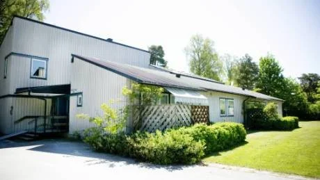 Utifrån ser huset inte ut att vara så särskilt annorlunda.