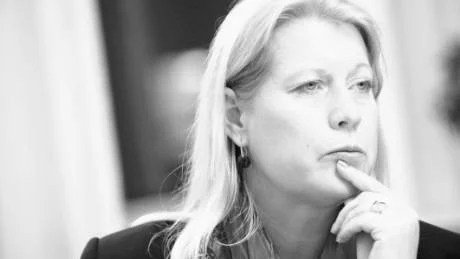 Efter alla märkliga politiska turer i trafikutskottet ligger nu bollen hos infrastrukturminister Catharina Elmsäter-Svärd (M).