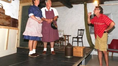 Regi. Peter Jankert regisserar också i år på Bottarve och när han inte gör det, spelar han präst på scenen. Här tillsammans med Annika Lindblom till vänster och Gusti Larsson.