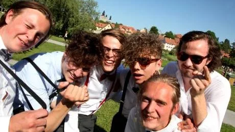 Nationaldagsrock. Herman Gardarfve, Helmer Norrby, Andreas Arvidsson, Kim Jernberg, Vilhelm Blomgren och Carl Larsson lirar och firar musikaliska segrar.