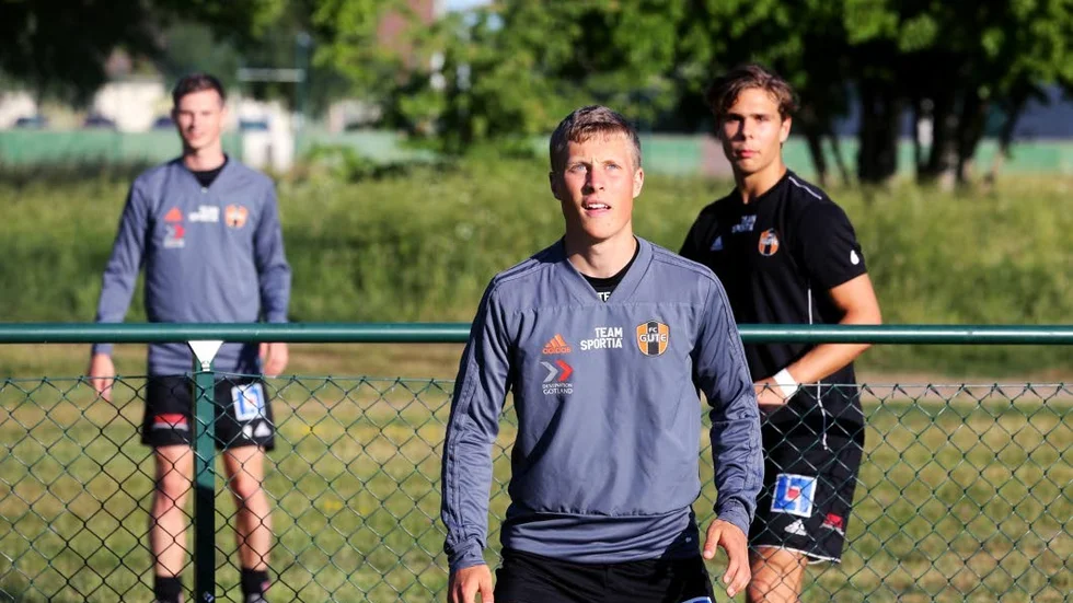 Samuel Johansson blir den tredje spelaren att lämna FC Gutes division 2-lag mitt under säsongen. Även Samuel Wattskog (till höger) försvann inför seriepremiären.